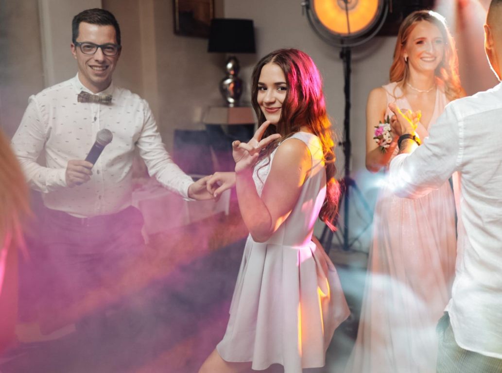 DJ Mateusz Kunat podczas prowadzenia wesela